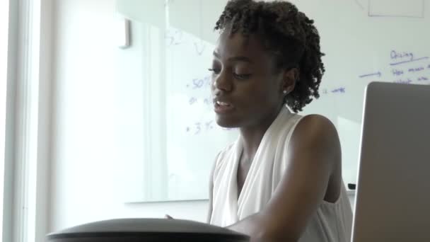 Jovem Empreendedor Feminino Negro Chamada Conferência Feminino Business Owner — Vídeo de Stock
