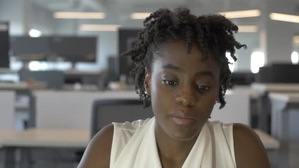 Giovane Imprenditrice Afroamericana Nello Spazio Coworking — Video Stock