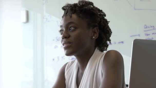 Młoda Afroamerykanka Rozmawia Kolegami Przez Telefon Konferencyjny Spotkaniu — Wideo stockowe