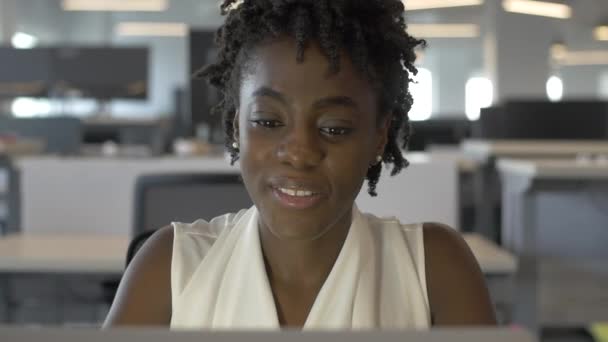 Jonge Zwarte Vrouw Glimlacht Als Leest Mail Diversiteit Het Werk — Stockvideo