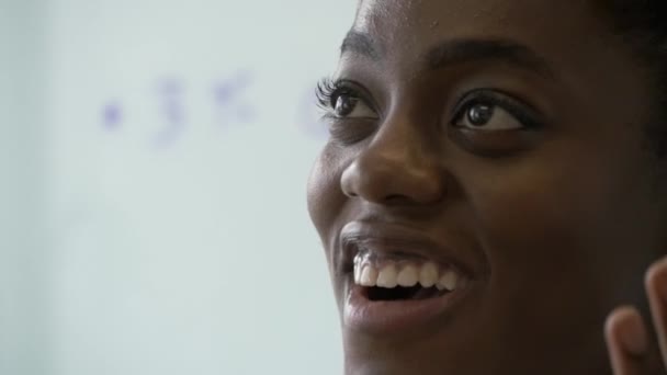 Афроамериканская Деловая Женщина Смеется Крупным Планом — стоковое видео