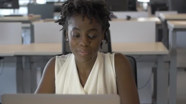 Mujer Negocios Afroamericana Joven Cámara Lenta Escribiendo Ordenador Portátil — Vídeos de Stock