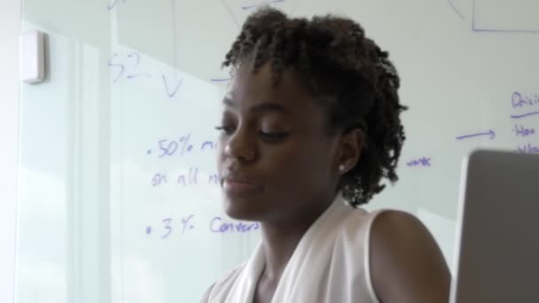 Foco Cremalheira Afro Americana Empresária Olha Para Relatórios Com Recessão — Vídeo de Stock