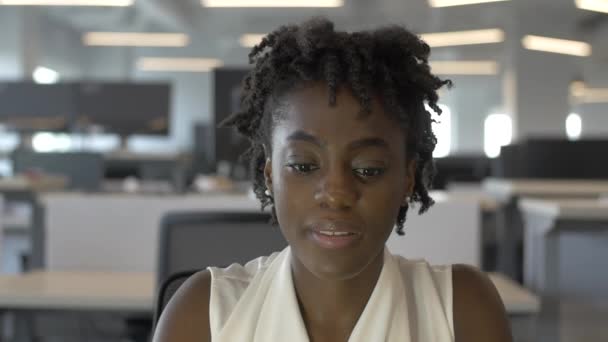 Ocupada Mujer Afroamericana Trabaja Oficina Cultura Corporativa Mujer Exitosa — Vídeos de Stock