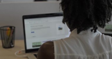 İnternette internetin dikkatini dağıtan ve üretken olmayan genç bir kadın.