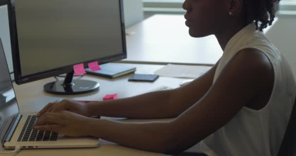 アフリカ系アメリカ人女性のオフィスタイプ コンピュータ上で入力 — ストック動画