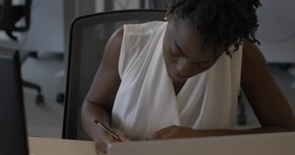 Jonge Vrouw Maakt Plakkerige Notities Zakelijke Taken Prioriteit Geven Organiseer — Stockvideo