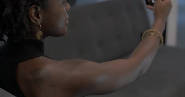 Jonge Zwarte Vrouw Neemt Selfie Met Telefoon — Stockvideo