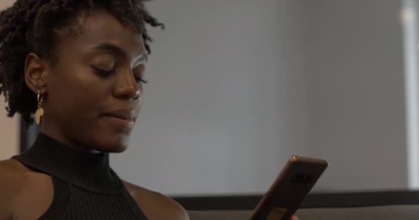 Jonge Afro Amerikaanse Vrouw Sms — Stockvideo