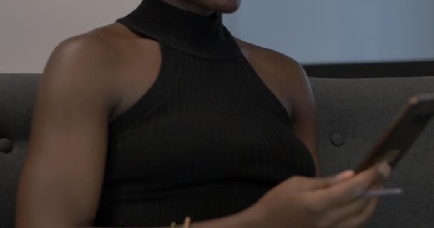Jonge Afro Amerikaanse Vrouw Scrollen Door Telefoon Sociale Media — Stockvideo