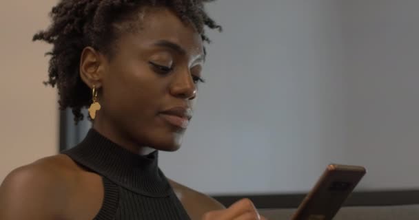 Νεαρή Αφροαμερικανή Χιλιετηρίδα Γυναίκα Στο Τηλέφωνο — Αρχείο Βίντεο