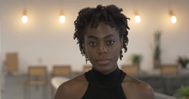 强壮的黑人女人盯着摄像机 不同的近景肖像镜头 — 图库视频影像