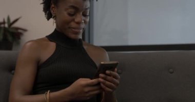 Telefonda Çeşitli Kadın Mesajlaşması