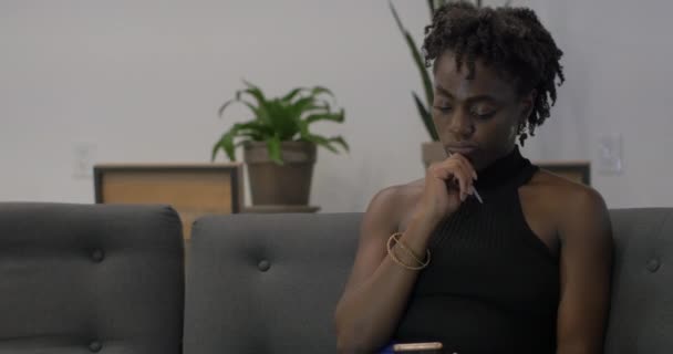 携帯電話で黒の女性にパン 本物のライフスタイルショット — ストック動画