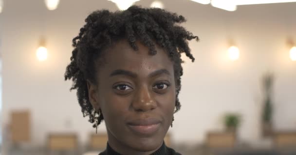 Впевнена Чорна Жінка Киває Дивлячись Камеру — стокове відео