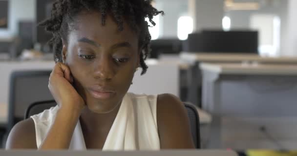 Bored Young Black Woman Job — Stock Video