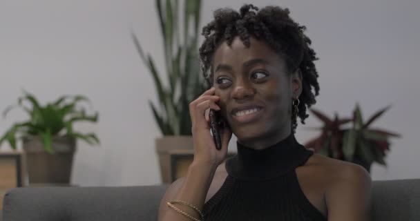 Close African American Woman Talking Friends Phone — Stock Video