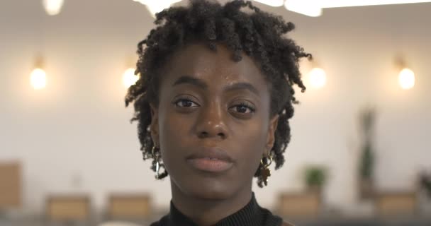 African American Kobieta Blisko Portret — Wideo stockowe
