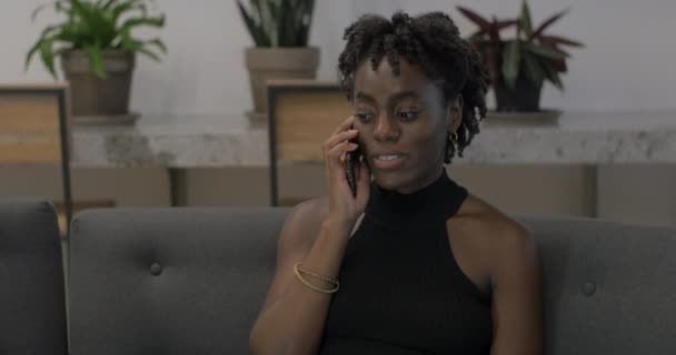 Різноманітна Жінка Розмовляє Телефону — стокове відео