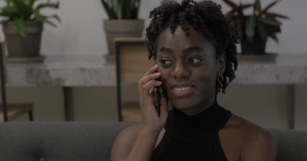 Afrikaans Amerikaanse Vrouw Aan Telefoon — Stockvideo