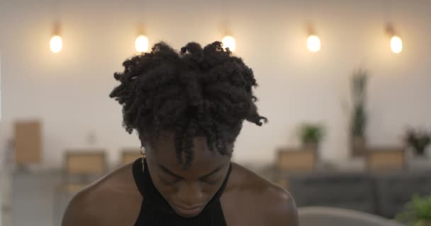 Afro Amerikaanse Vrouw Portret — Stockvideo