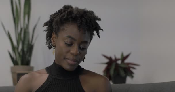 Afrikanske Amerikanske Kvindelige Unge Millenial Virksomhedsejer Arbejder Hjemmefra Telefon – Stock-video