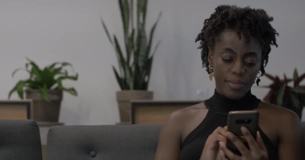 Africano Mulher Americana Iphone — Vídeo de Stock
