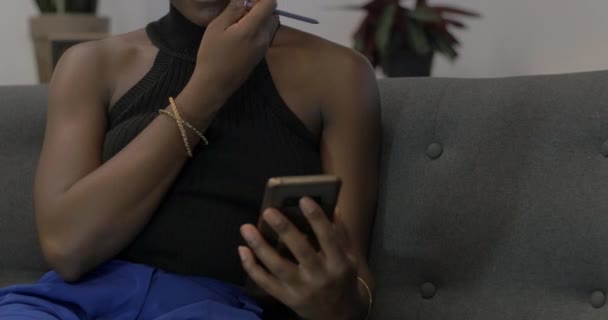 Афроамериканська Жінка Бізнесмен Телефоні Фемінізм Різний Провідник — стокове відео