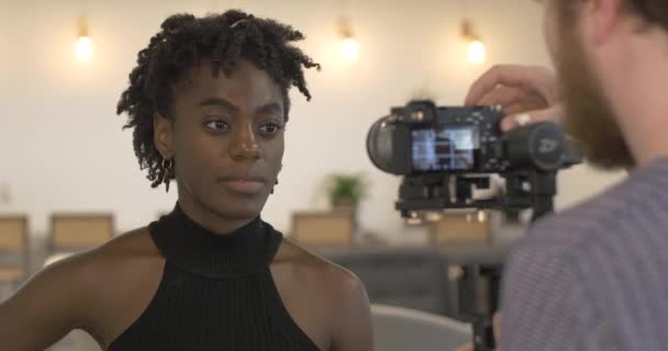 Modelo Afro Americano Sendo Filmado Pelo Videógrafo Mulher Olha Para — Vídeo de Stock