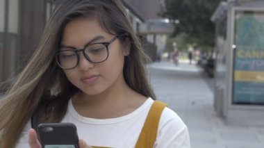 Gen Z Kadını Telefondaki Sosyal Medya ile Kaydediyor