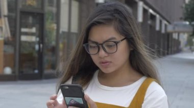 Şehirde Telefonla Kaydıran Kadın