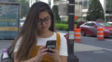 Şehirdeki Üniversite Öğrencisi Sınıf Çizelgesi ve Ödevlerini Cep Telefonunda Kontrol Ediyor