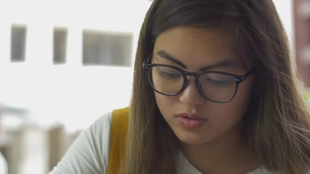 Närbild Ung Asiatisk Kvinna — Stockvideo