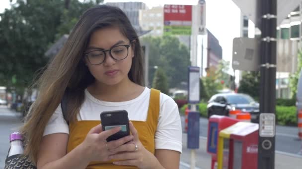 忙しい交通で街中をUberに電話する女性 — ストック動画