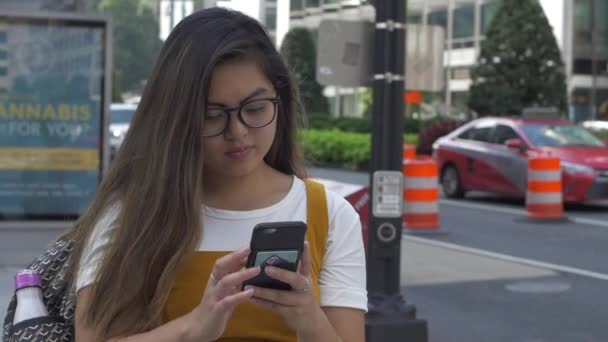 Student Der Stadt Checkt Stundenplan Und Hausaufgaben Handy — Stockvideo