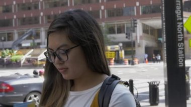 Çalışmak için Yeşil Yol 'a Yürüyen Kadın