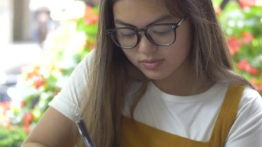 Günlük ve Zamanlama Planlayan Genç Kadın Günlüğü