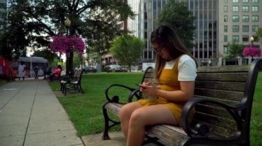 4k Genç Asyalı Kadın Telefonundaki TikTok videolarına gülüyor