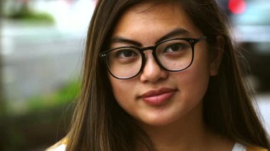 Mutlu Genç Asyalı Kadın 'ın Portresi, Gülümsüyor