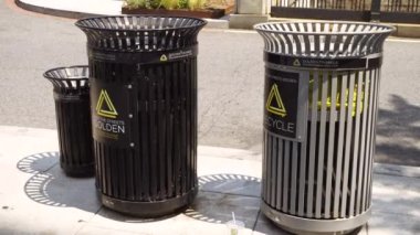 4K Genç Asyalı Kadın Çöp Topluyor ve Geri Dönüşüm Yapıyor