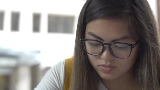Przechyl Się Młodej Kobiety Ucząc Się Testu Notatki Szkoły Biznesu — Wideo stockowe