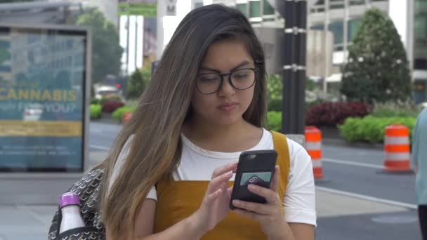在城市里打电话的年轻亚洲妇女 — 图库视频影像