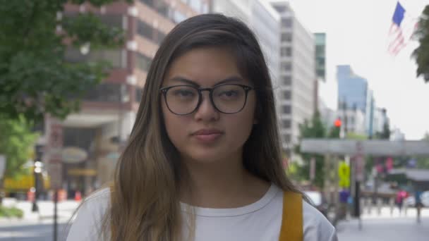 Junge Asiatin Porträtiert Der Stadt — Stockvideo