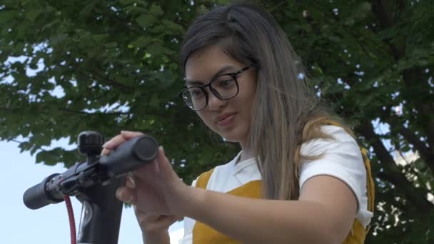Washington Körülbelül 2019 Augusztus Fiatal Generációs Tartalék Elektromos Robogó Ride — Stock videók
