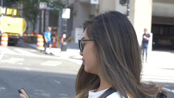 Mujer Joven Cruza Calle Ciudad Mientras Envía Mensajes Texto Teléfono — Vídeo de stock
