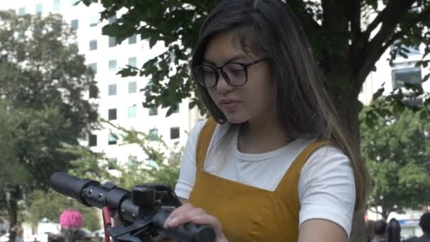 华盛顿特区 2019年8月 年轻女子在城市与App预订一辆滑板车 — 图库视频影像