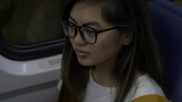 Jonge Vrouw Rijdt Metro Trein Pendelen Naar Het Werk — Stockvideo