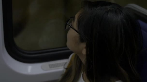 Jovem Mulher Monta Trem Metrô Cidade — Vídeo de Stock