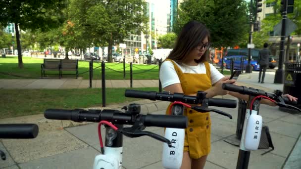 Wanita Asia Muda Menggunakan Listrik Scooter Kota — Stok Video