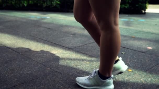 Fit Young Woman Walking Potężnie Wzdłuż Chodnika Mieście — Wideo stockowe